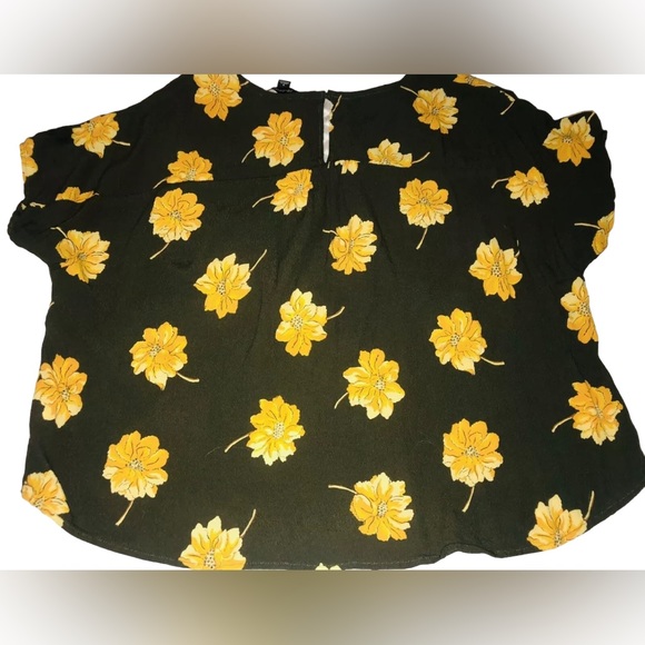 MADEWELL Black with yellow floral design short sleeved top. Size: Medium - Picture 1 of 5